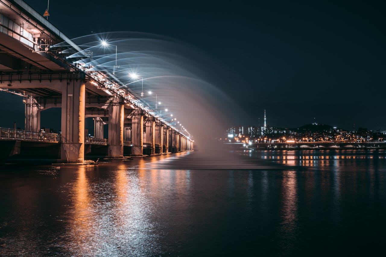 The Moonlight Rainbow Fountain at the Banpo Bridge